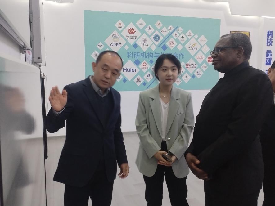 Посол Зимбабве Мартин Чедондо и его делегация посещают SOLETKS Group