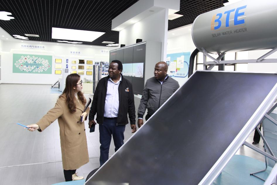 Посол Зимбабве Мартин Чедондо и его делегация посещают SOLETKS Group